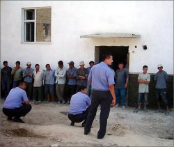 Казахстан для узбекистанцев: Финансовое спасение или страна рабовладельцев?