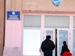 В Атырау полицейский отобрал фотоаппарат у журналиста радио Азаттык