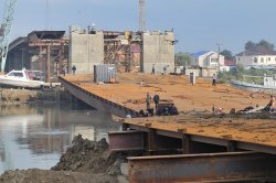 Атырауская трагедия: временные понтонные конструкции не выдержали мост