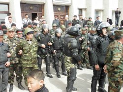 Оппозиция пытается сменить власть в киргизском Таласе и требует отставки президента
