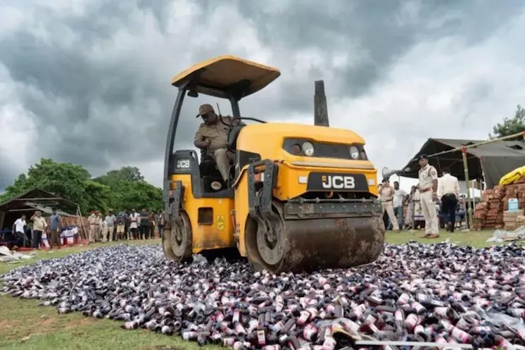 Полиция Индии уничтожает изъятые сиропы от кашля на основе кодеина/ фото NurPhoto via Getty Images