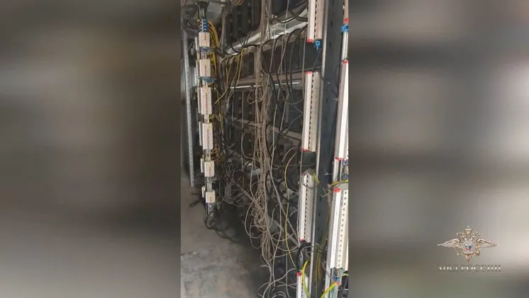 нелегальная майнинг-ферма, стоп-кадр видео