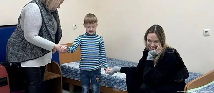 Анджелина Джоли во время визита в Украину, 5 ноября 2025 года/Фото: Handout/Legacy of War Foundation/AFP