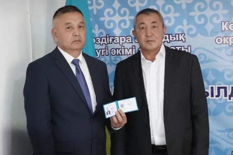 Умирзак Карин слева