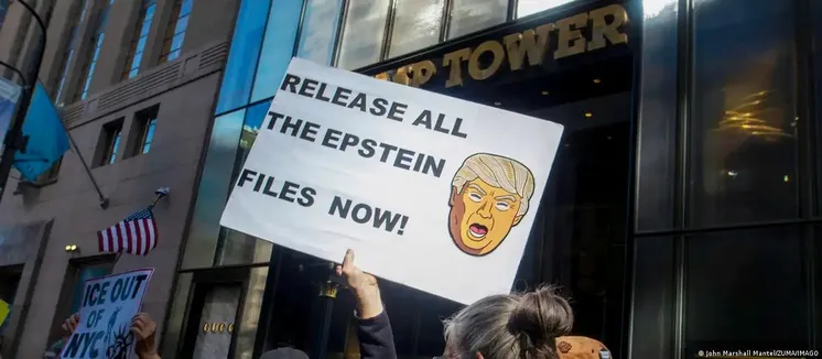 Призыв опубликовать документы по делу Эпштейна на демонстрации в Нью-Йорке/Фото: John Marshall Mantel/ZUMA/IMAGO