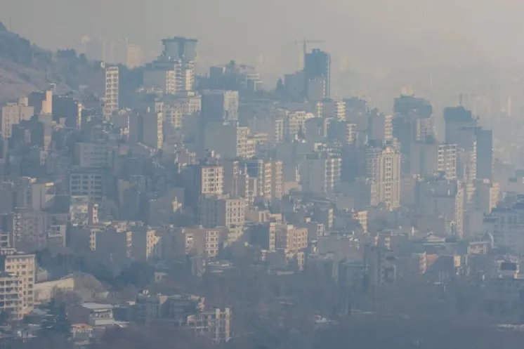 Тегеран, укрытый густым туманом, который особенно сильно окутывает столицу Ирана осенью, ноябрь 2024 года/фото Iranintl.com.