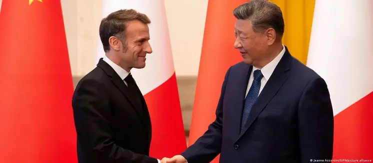 Эмманюэль Макрон и Си Цзиньпин в Пекине/Фото: Jeanne Accorsini/SIPA/picture alliance
