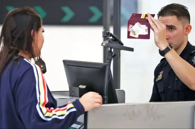 Проверка паспорта на границе США/Автор фото,Getty Images