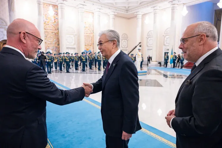 Посол Эстонии в Казахстане Яап Ора пожимает руку главе Казахстана Касым-Жомарту Токаеву во время визита президента Алара Кариса. Фото: Raigo Pajula / presidendi kantselei