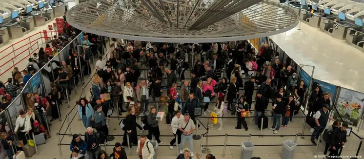 Вашингтон увеличил вдвое список стран и территорий, на которые распространяются ограничения на въезд в США. Фото: SOPA Images/picture alliance