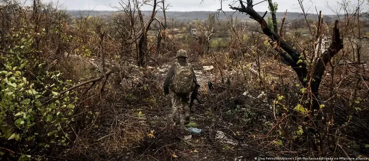 Украинский солдат на позициях близ Часова Яра, октябрь 2025 года/Фото: Oleg Petrasiuk/Ukraine's 24th Mechanised Brigade via AP/picture alliance