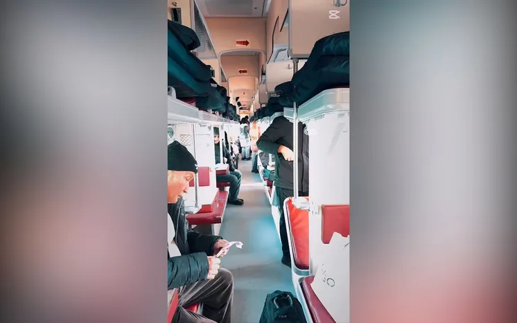 первые пассажиры обновленного поезда Актобе-Мангистау, стоп-кадр видео