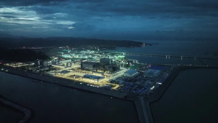 АЭС «Чжанчжоу» с реактором Hualong One – одним из передовых проектов китайской атомной отрасли (ночной вид).