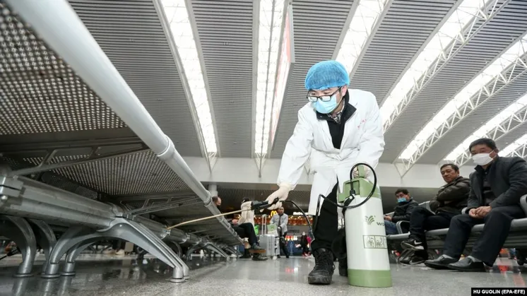 Темір жол станциясын дезинфекциялап жатқан мамандар. Қытай, 22 ақпан 2020 жыл. 